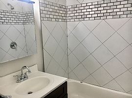 $1,250/mo3 Bd2 Ba950 Square Feet in Newark, NJ (Photo 3 of 10)