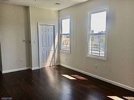 $1,250/mo3 Bd2 Ba950 Square Feet in Newark, NJ (Photo 5 of 10)