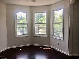 $1,250/mo3 Bd2 Ba950 Square Feet in Newark, NJ (Photo 6 of 10)