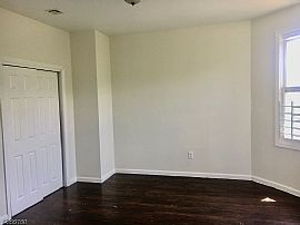 $1,250/mo3 Bd2 Ba950 Square Feet in Newark, NJ (Photo 7 of 10)