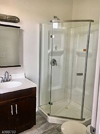 $1,250/mo3 Bd2 Ba950 Square Feet in Newark, NJ (Photo 9 of 10)