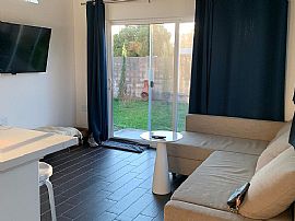 Single Family Home in Phoenix, AZ (Photo 2 of 8)