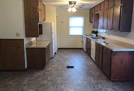 Nice Room in a 2 Bedroom House in Lincoln, NE (Photo 3 of 6)