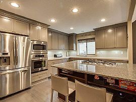 $3,250/mo3 Bd2.5 Ba2,509 Square Feet in West Linn, OR (Photo 5 of 12)