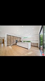 4 Bedroom in Los Angeles, CA (Photo 5 of 12)