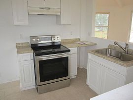 $1000/mo2 Bd2 Ba1,336 Square Feet in Keaau, HI (Photo 2 of 12)