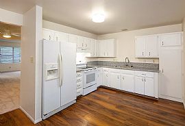 2 Bedroom House at 1130 Wainiha St in Honolulu, HI (Photo 5 of 12)