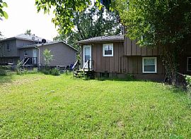 Fully Renovated 3 Bedroom, 1 Bath Duplex  in Olathe, KS (Photo 8 of 8)