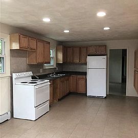 713 Metacom Ave, Bristol, Ri 02809 in Bristol, RI (Photo 3 of 8)