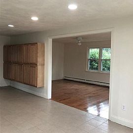 713 Metacom Ave, Bristol, Ri 02809 in Bristol, RI (Photo 4 of 8)