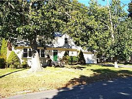 101 Sweetbriar Dr, Cranston, Ri 02920 in Cranston, RI