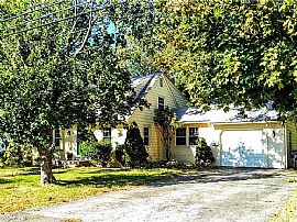 101 Sweetbriar Dr, Cranston, Ri 02920 in Cranston, RI (Photo 2 of 12)