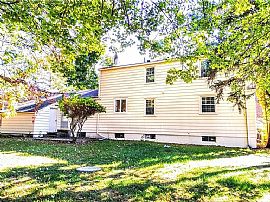 101 Sweetbriar Dr, Cranston, Ri 02920 in Cranston, RI (Photo 3 of 12)