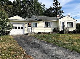 94 Delway Rd, East Providence, Ri 02914 in East Providence, RI