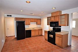 Charming 3bed with Clean Painting in Tempe, AZ (Photo 4 of 11)