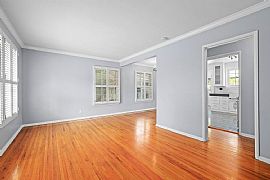 Opportunity to Live in a Great Neighborhood Conveniently Locate in Burbank, CA (Photo 3 of 7)