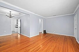 Opportunity to Live in a Great Neighborhood Conveniently Locate in Burbank, CA (Photo 4 of 7)