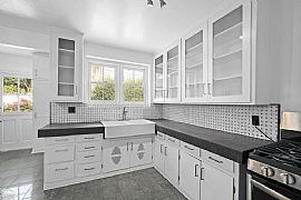 Opportunity to Live in a Great Neighborhood Conveniently Locate in Burbank, CA (Photo 5 of 7)