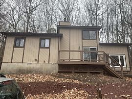 1098 Woodhaven Dr, White Haven, Pa Rent $800 and Deposit $800 in White Haven, PA