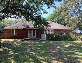 300 N Hickory St, Foley, Al 36535 in Foley, AL (Photo 2 of 12)
