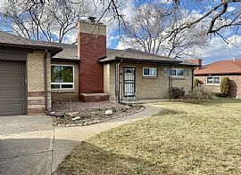 3 Bedroom Apartment in Wheat Ridge, CO (Photo 2 of 11)