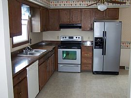 Central Air/deck/garage/dishwasher/washer/dryer in Erie, PA (Photo 2 of 5)