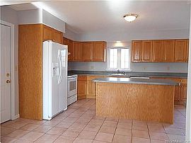 8 Shweky Ct, Wallingford, Ct 06492 in Wallingford, CT (Photo 4 of 11)