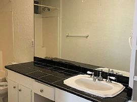 2 Bedroom House  in Dallas, TX (Photo 4 of 8)