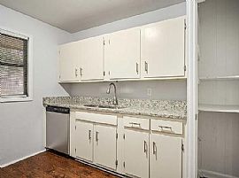 1453 Mamie Dr, Mobile, Al 36618 in Mobile, AL (Photo 4 of 12)