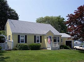 17 Perry Ave, Middletown, Ri 02842 in Middletown, RI