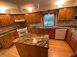 Charming 3 Bedroom 2.5 Bt in Vancouver, WA (Photo 2 of 3)