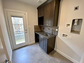 Charming 3 Bedroom Townhouse in Houston, TX (Photo 10 of 12)