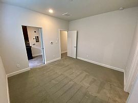 Charming 3 Bedroom Townhouse in Houston, TX (Photo 7 of 12)