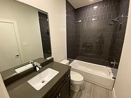 Charming 3 Bedroom Townhouse in Houston, TX (Photo 9 of 12)