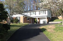 Comfortable 4 Bedroom House. 8618 Crestview Dr, Fairfax, Va 220 in Fairfax, VA