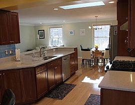 Comfortable 4 Bedroom House. 8618 Crestview Dr, Fairfax, Va 220 in Fairfax, VA (Photo 4 of 12)