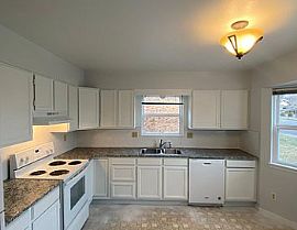 Nice 2 Bedroom Beautiful House. 767 16th St Sw, Loveland, Co 80 in Loveland, CO (Photo 4 of 9)