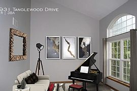 2931 Tanglewood Dr, Waukesha, Wi 53189 in Waukesha, WI (Photo 5 of 11)