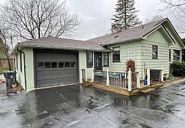 106 Highland Ave, Hartland, Wi 53029 in Hartland, WI