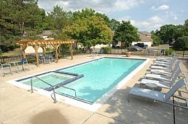 Weatherstone Townhomes, 29900 Franklin Rd #z5eue3y9z, Southfiel in Southfield, MI (Photo 2 of 10)