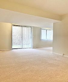 Weatherstone Townhomes, 29900 Franklin Rd #z5eue3y9z, Southfiel in Southfield, MI (Photo 3 of 10)