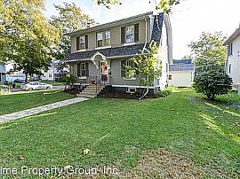 Charming 3 Bedroom Home in Champaign, IL (Photo 3 of 8)