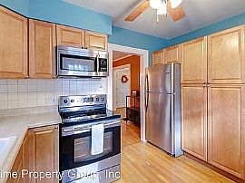 Charming 3 Bedroom Home in Champaign, IL (Photo 4 of 8)