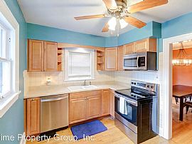 Charming 3 Bedroom Home in Champaign, IL (Photo 7 of 8)