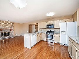 Charming 3 Bedroom Home in Naperville, IL (Photo 5 of 11)