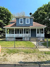 52 Maplewood Ave, Warwick, Ri 02889 in Warwick, RI