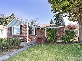 Charming 3 Bedroom Home in Seattle, WA (Photo 2 of 11)