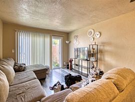 Lovely Fully Updated Colonial Village Duplex in Sacramento, CA (Photo 2 of 10)