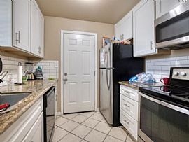 Lovely Fully Updated Colonial Village Duplex in Sacramento, CA (Photo 5 of 10)