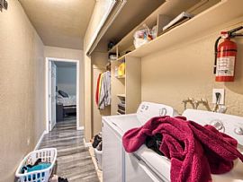 Lovely Fully Updated Colonial Village Duplex in Sacramento, CA (Photo 9 of 10)